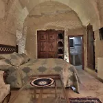 Hotel Shoestring Cave House