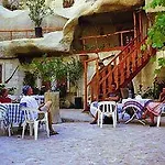 Hotel Shoestring Cave House 2*