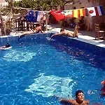 Shoestring Cave House Hotel 2*