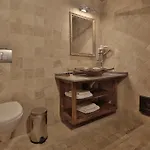Hotel Shoestring Cave House
