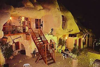 מלון Shoestring Cave House