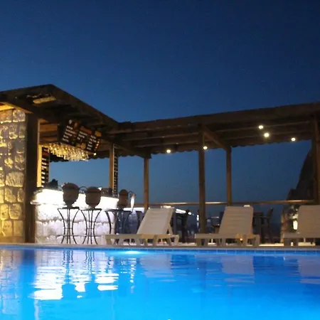 Shoestring Cave House Hotel