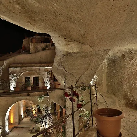 Shoestring Cave House Hotel
