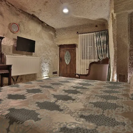 Shoestring Cave House