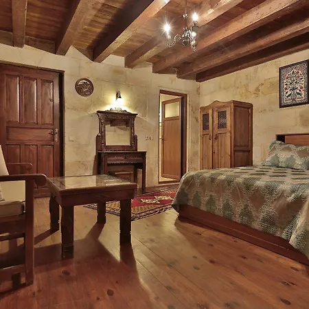 Shoestring Cave House Hotel