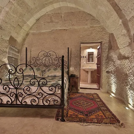 Shoestring Cave House