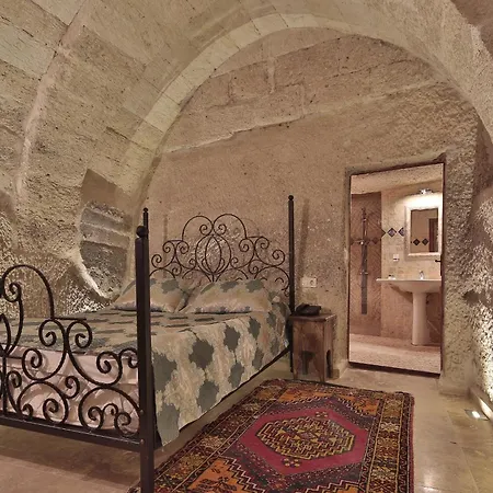 Shoestring Cave House