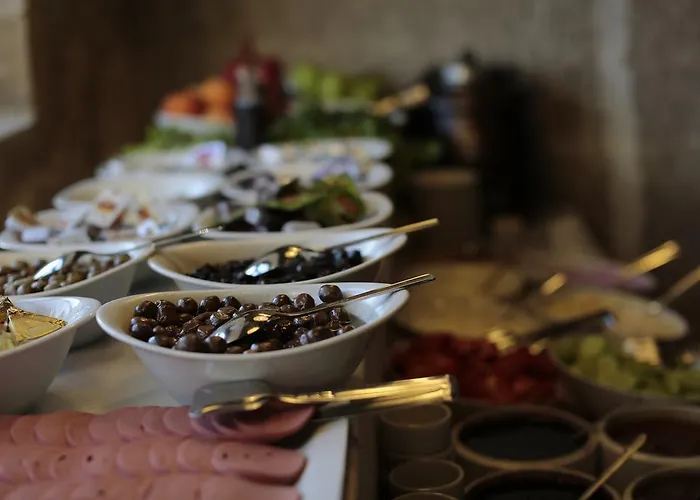 Hotel Shoestring Cave House 2*