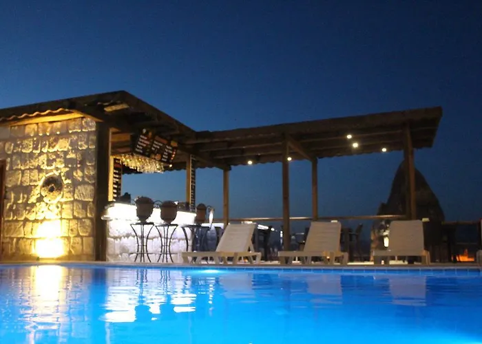 Shoestring Cave House Hotel